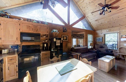Gatlinburg - Pigeon Forge Cabina | Always Kiss Me Goodnight 1 Bedroom Cabin by RedAwning