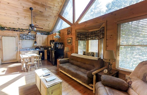 Gatlinburg - Pigeon Forge Cabina | Always Kiss Me Goodnight 1 Bedroom Cabin by RedAwning