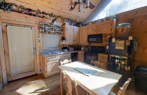 Gatlinburg - Pigeon Forge Cabina | Always Kiss Me Goodnight 1 Bedroom Cabin by RedAwning
