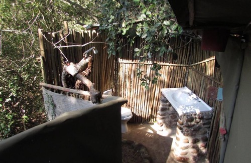 Thorny Bush Game Reserve Alquiler De RV | Amanzimlotzi Riverside Bush Tent for 3 Adults in Limpopo, Kruger Park