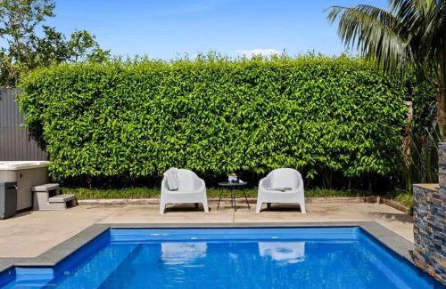 New Plymouth Apartamento | Amaroo - poolside studio near Pukekura Park