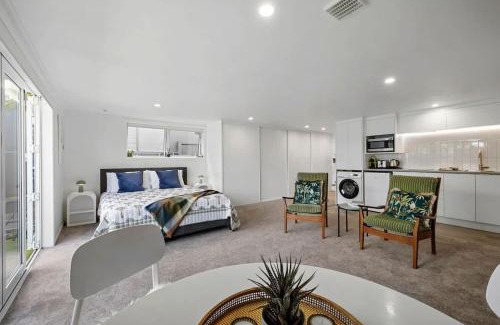 New Plymouth Apartamento | Amaroo - poolside studio near Pukekura Park