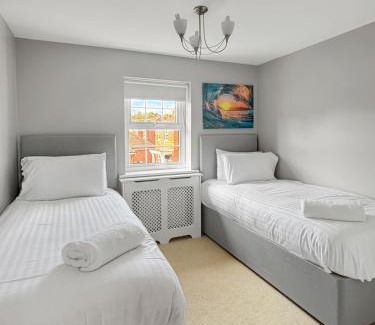 Newark Casa | Amaya Eight - Large 5 Bedroom - 3 Bathroom house - garden and driveway