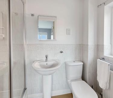Newark Casa | Amaya Eight - Large 5 Bedroom - 3 Bathroom house - garden and driveway