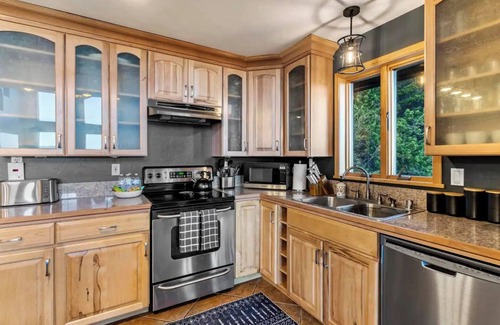 Saint Mary's Cabina | Amazing 10,000-Ft Views Vacation Retreat w/ Hot Tub & PS5 Fun