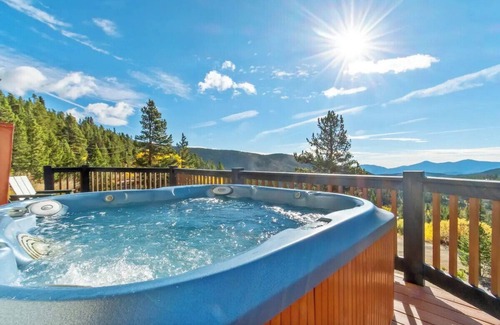 Saint Mary's Cabina | Amazing 10,000-Ft Views Vacation Retreat w/ Hot Tub & PS5 Fun