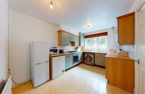 Evelyn Casa | Amazing 2 Bed House w/ Private Parking & Private Garden