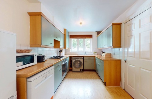 Evelyn Casa | Amazing 2 Bed House w/ Private Parking & Private Garden
