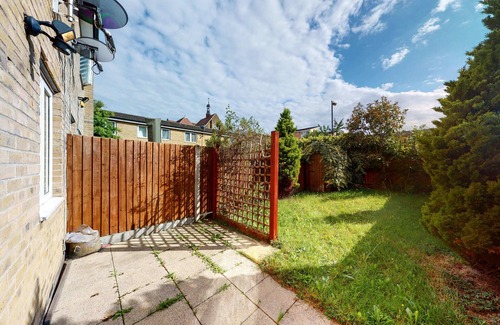 Evelyn Casa | Amazing 2 Bed House w/ Private Parking & Private Garden