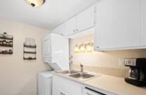 Southeast Casa | Amazing 2-Bed Townhome w/Garage in DTC