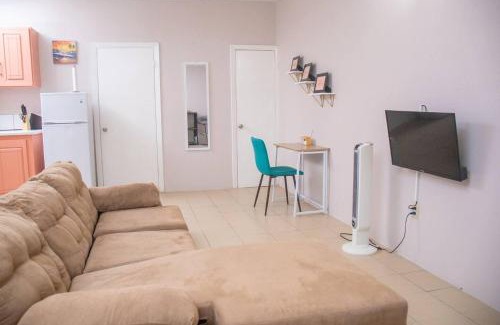 Saint John Parish Apartamento | Amazing 2-Bedroom Apt Sleeps 3 Warm & Cosy