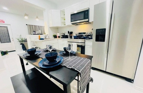 Golden Glades Casa | Amazing 2-bedroom House in Miami w/ pingpong table & BBQ grill