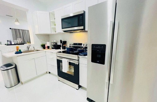 Golden Glades Casa | Amazing 2-bedroom House in Miami w/ pingpong table & BBQ grill