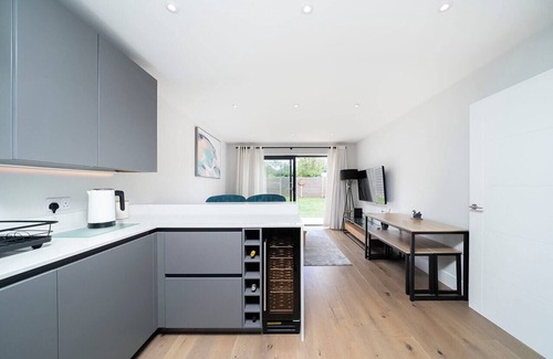 New Malden Apartamento | Amazing 2BR Flat With Garden