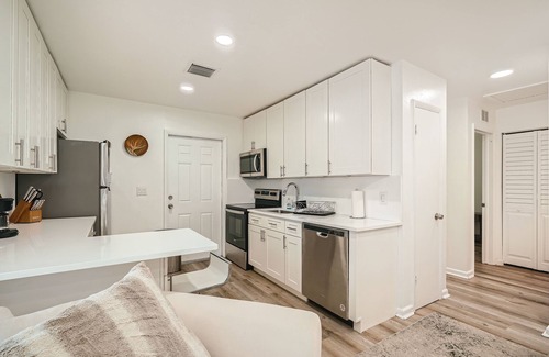 Singer Island Apartamento | Amazing 2BR walking distance to Beach