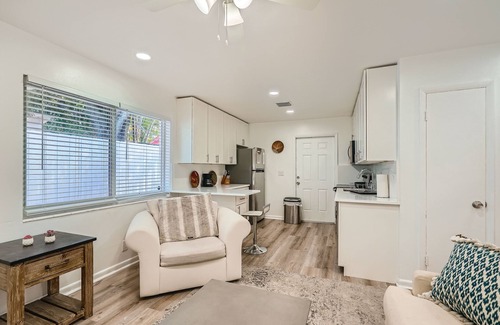 Singer Island Apartamento | Amazing 2BR walking distance to Beach