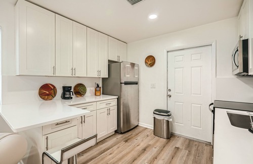 Singer Island Apartamento | Amazing 2BR walking distance to Beach