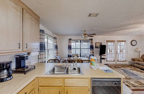 Wewahitchka Cabina | Amazing 2nd-floor home with screened porch, cornhole, grill, central AC, kitchen