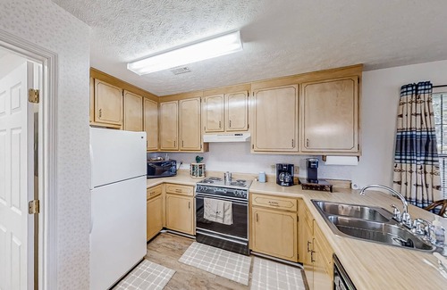 Wewahitchka Cabina | Amazing 2nd-floor home with screened porch, cornhole, grill, central AC, kitchen