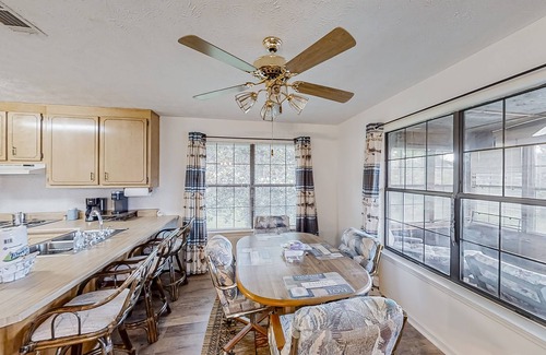 Wewahitchka Cabina | Amazing 2nd-floor home with screened porch, cornhole, grill, central AC, kitchen