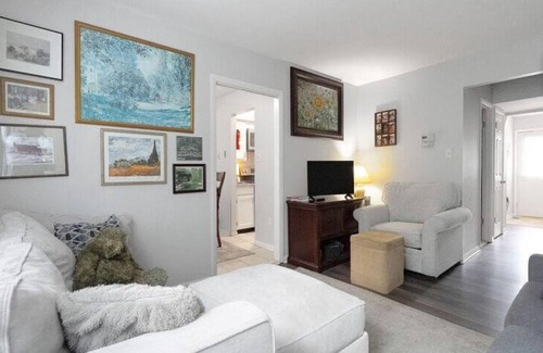 Franconia Casa | Amazing 3-bedroom townhome with AC in Alexandria. Walk to metro. Park two cars!
