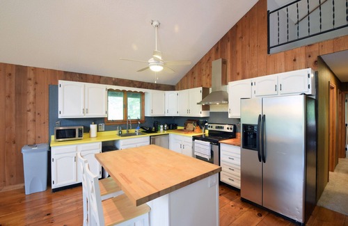 Londonderry Chalet De Esquí | Amazing 3-Level Chalet; 2 Kitchens, 2 Decks, HOT TUB, 5 Ski Mountains, Pets OK