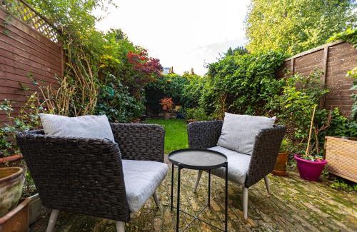 St. Dunstan's Casa | Amazing 3-Storey 2BR House, Patio, 5 min Limehouse