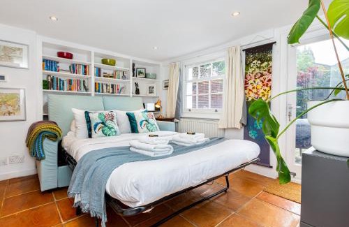 St. Dunstan's Casa | Amazing 3-Storey 2BR House, Patio, 5 min Limehouse