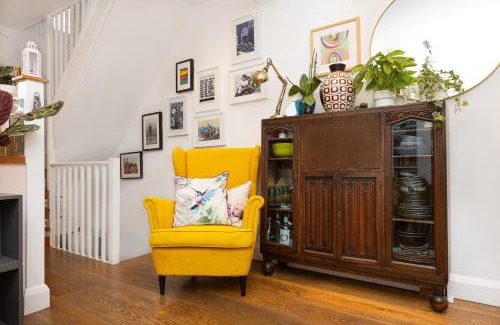 St. Dunstan's Casa | Amazing 3-Storey 2BR House, Patio, 5 min Limehouse