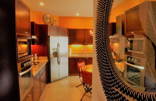 Zona romántica Condominio | INCREÍBLE Nuevo 5 * 1BR 2BA 5min toBeach FAB piscina en la azotea y jacuzzi