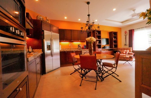 Zona romántica Condominio | INCREÍBLE Nuevo 5 * 1BR 2BA 5min toBeach FAB piscina en la azotea y jacuzzi