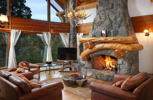 Villa Traful Chalet De Esquí | Amazing 5 Bedrooms Chalet in Villa Traful VT1 by Apartments Bariloche