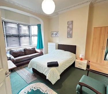 Streatham Apartamento | Amazing 6 bedroom house with free parking on site.