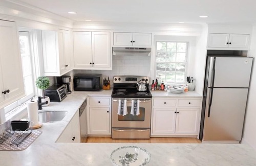 East Hampton North Casa | Amazing Amagansett/EH Getaway. Walk to town and Beach. Hot tub and Pool!