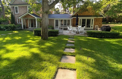 East Hampton North Casa | Amazing Amagansett/EH Getaway. Walk to town and Beach. Hot tub and Pool!