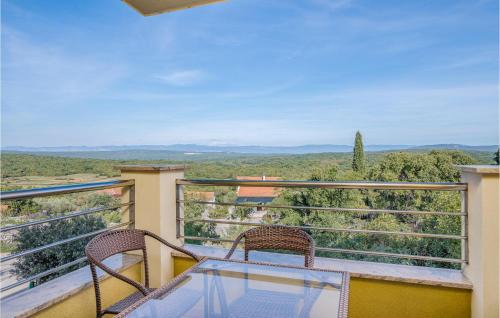 Salatic Apartamento | Amazing Apartment In Salatici With Wifi