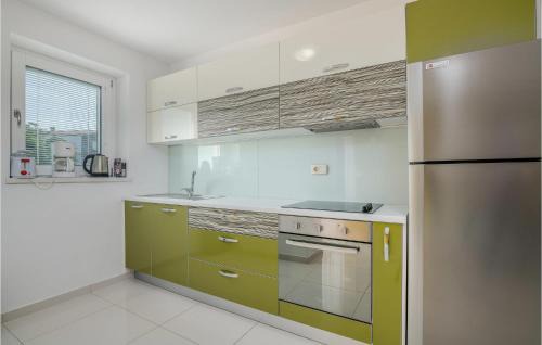 Salatic Apartamento | Amazing Apartment In Salatici With Wifi