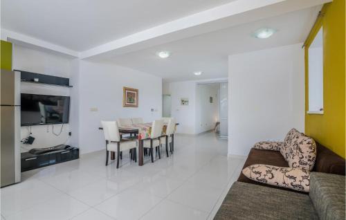 Salatic Apartamento | Amazing Apartment In Salatici With Wifi