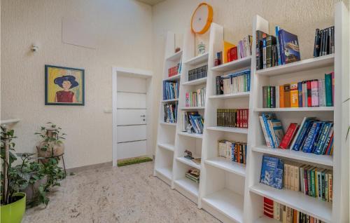 Salatic Apartamento | Amazing Apartment In Salatici With Wifi
