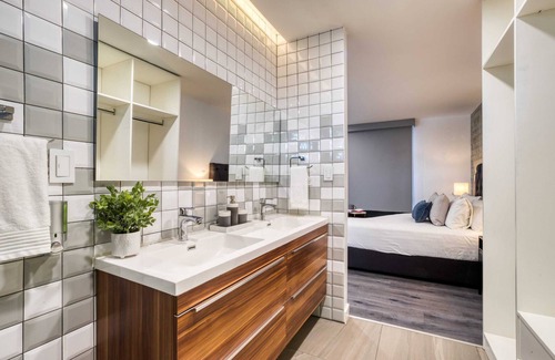 Avenida Revolución Apartamento | Amazing Apt w/a Pvt Balcony: Lounge-B/Center+Gym