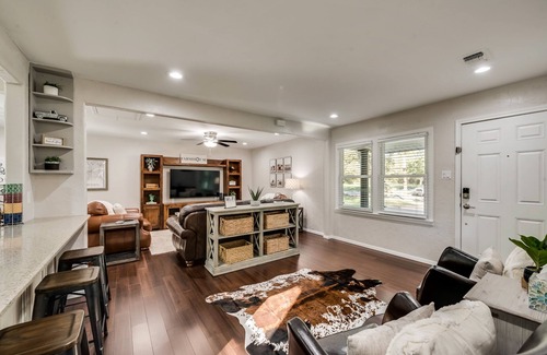 Haltom City Casa | Amazing Backyard, with 6 Person Hot Tub & Firepit, close to Downtown Fort Worth!