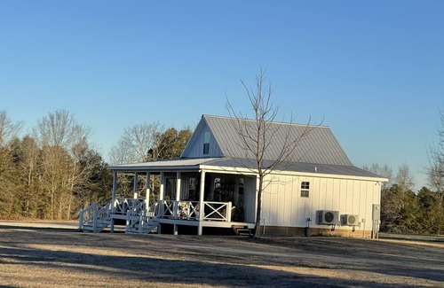 South Carolina Lakes & Blackwater Rivers Cabina | Amazing Barn Lodge on 100 ac Farm, minutes into fun Aiken. Dog & Horse friendly!
