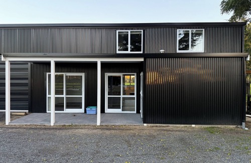 Tamahere Casa | Amazing Barndominium with farm views. Halfway between Cambridge and Hamilton.