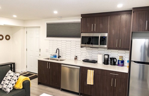 Airdrie Apartamento | Amazing Basement Suite With a Dedicated Workspace