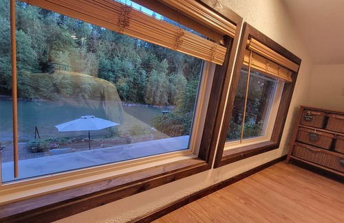 Castle Rock Casa | Amazing Beach & Waterfront in 2-bedroom Cottage on Toutle River Castle Rock Wa