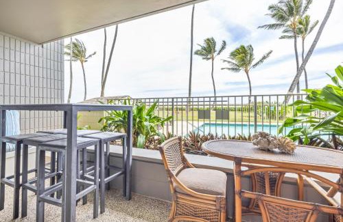 Punaluu Casa | Amazing Beachfront Condo by Pool