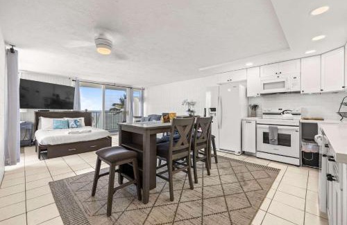Punaluu Casa | Amazing Beachfront Condo with AC