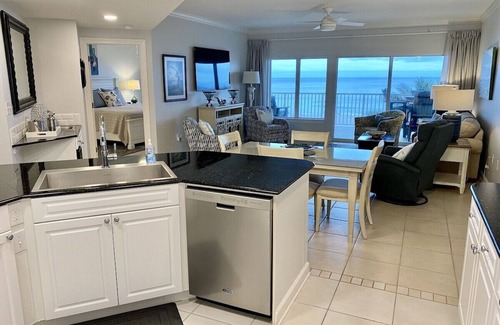 Orange Beach Condominio | Amazing Beachfront Rental with Beach Chair Service Included!