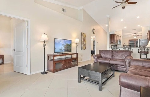 Estero Condominio | Bella Terra Condo con $ 25K en mejoras. Negocios / Ejecutivo / Vacaciones amistosas!