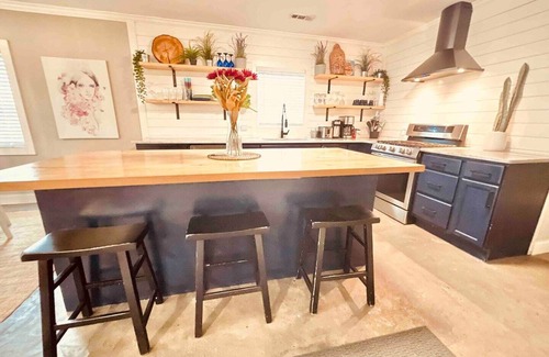 East Side Casa | Amazing Bohemian Bungalow ATL - Hot Tub Spa